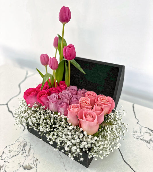 Baúl de 18 rosas mixtas y 5 tulipanes