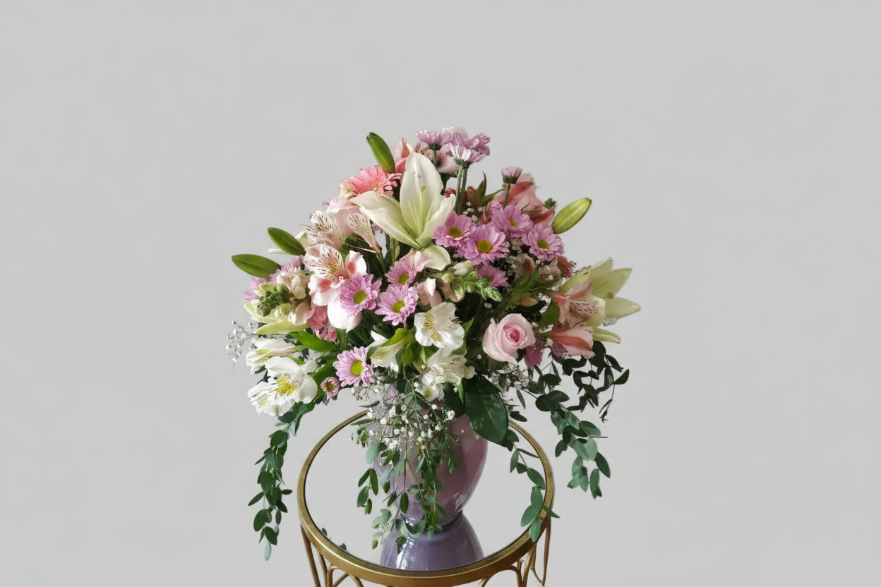 Jarrón de flores mixtas en rosa