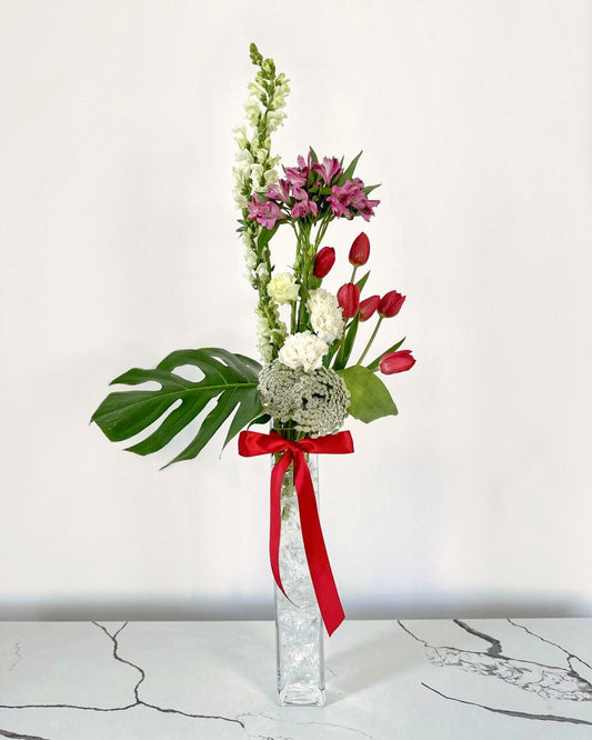 Jarrón de tulipanes con flor variada