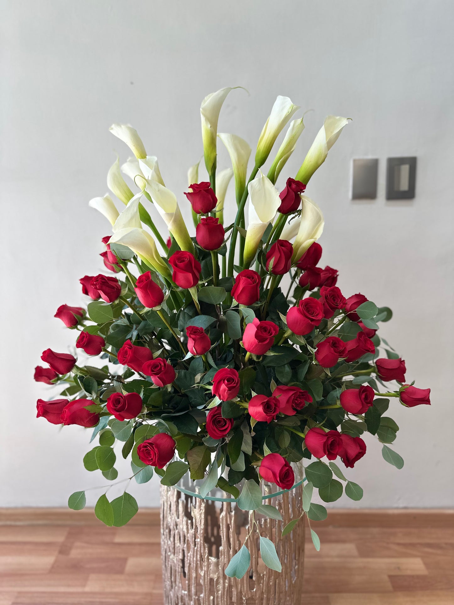 Arreglo de rosas con alcatraces