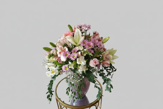 Jarrón de flores mixtas en rosa